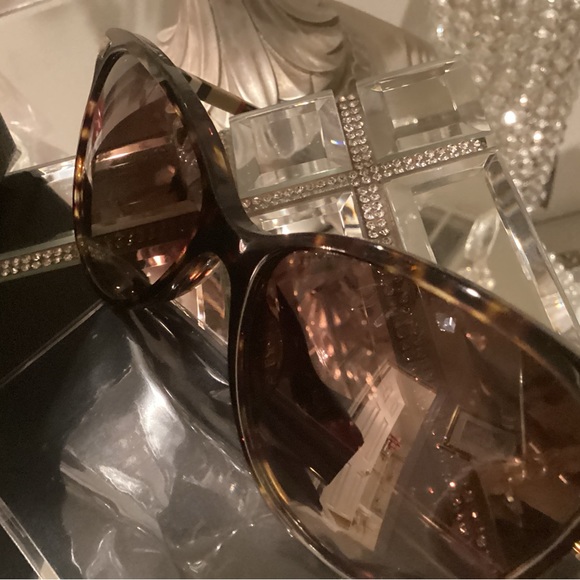 Beautiful Burberry sunglasses new in case Gorgeous set - Picture 4 of 14